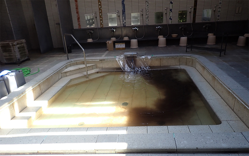 公衆浴場での浴槽設備の洗浄